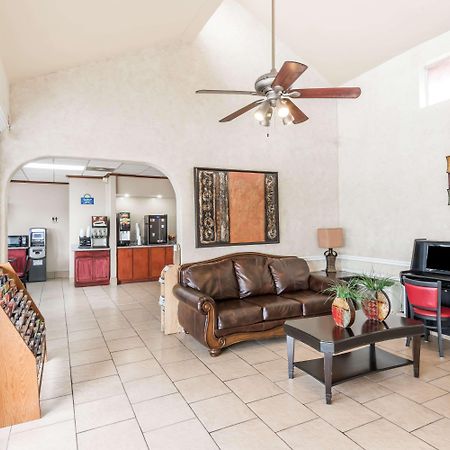 Days Inn By Wyndham San Antonio Splashtown/Att Center Esterno foto