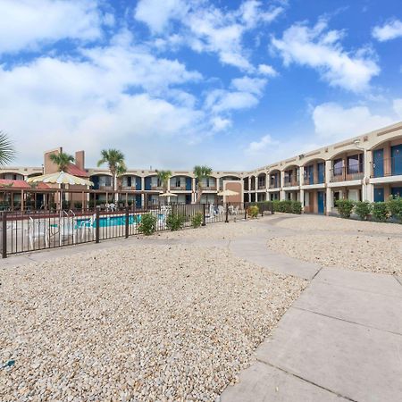 Days Inn By Wyndham San Antonio Splashtown/Att Center Esterno foto