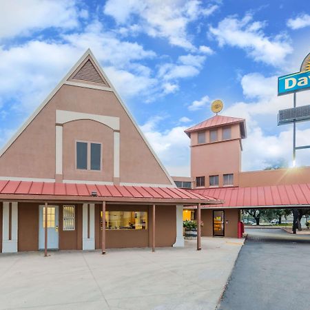 Days Inn By Wyndham San Antonio Splashtown/Att Center Esterno foto