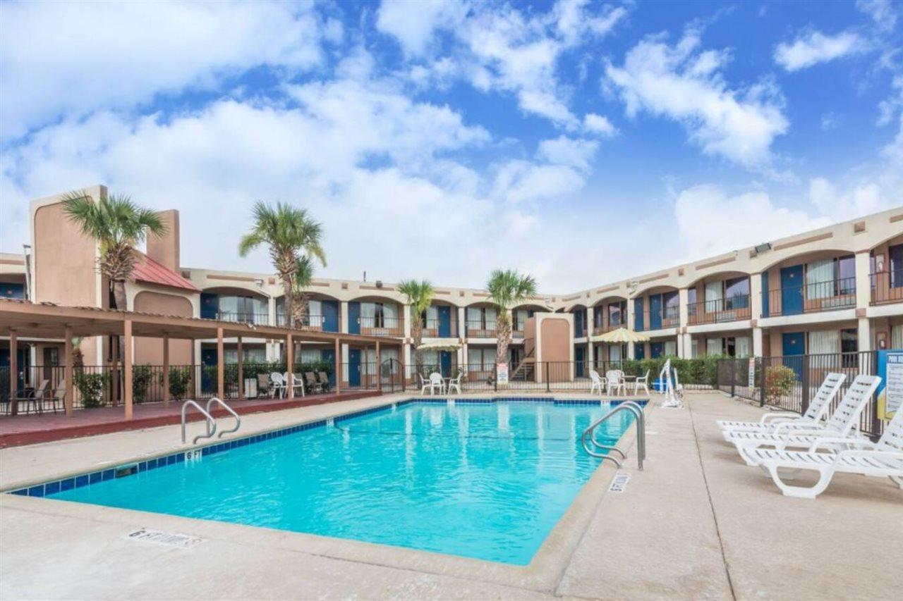 Days Inn By Wyndham San Antonio Splashtown/Att Center Esterno foto