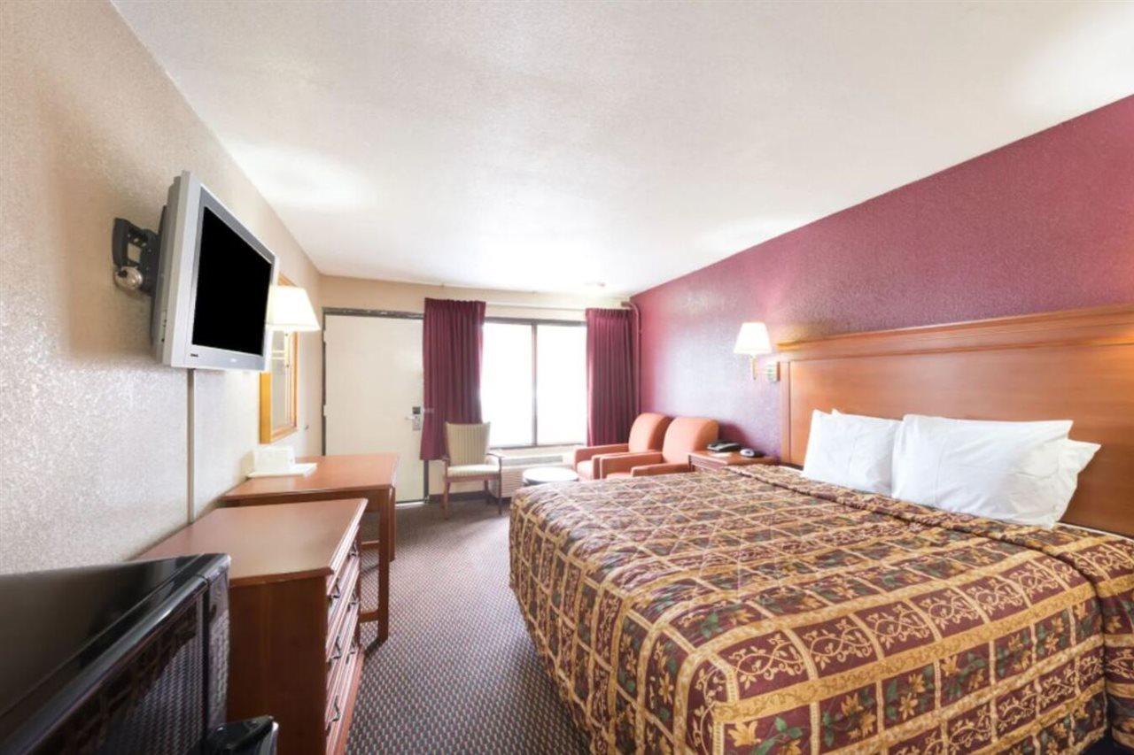 Days Inn By Wyndham San Antonio Splashtown/Att Center Esterno foto