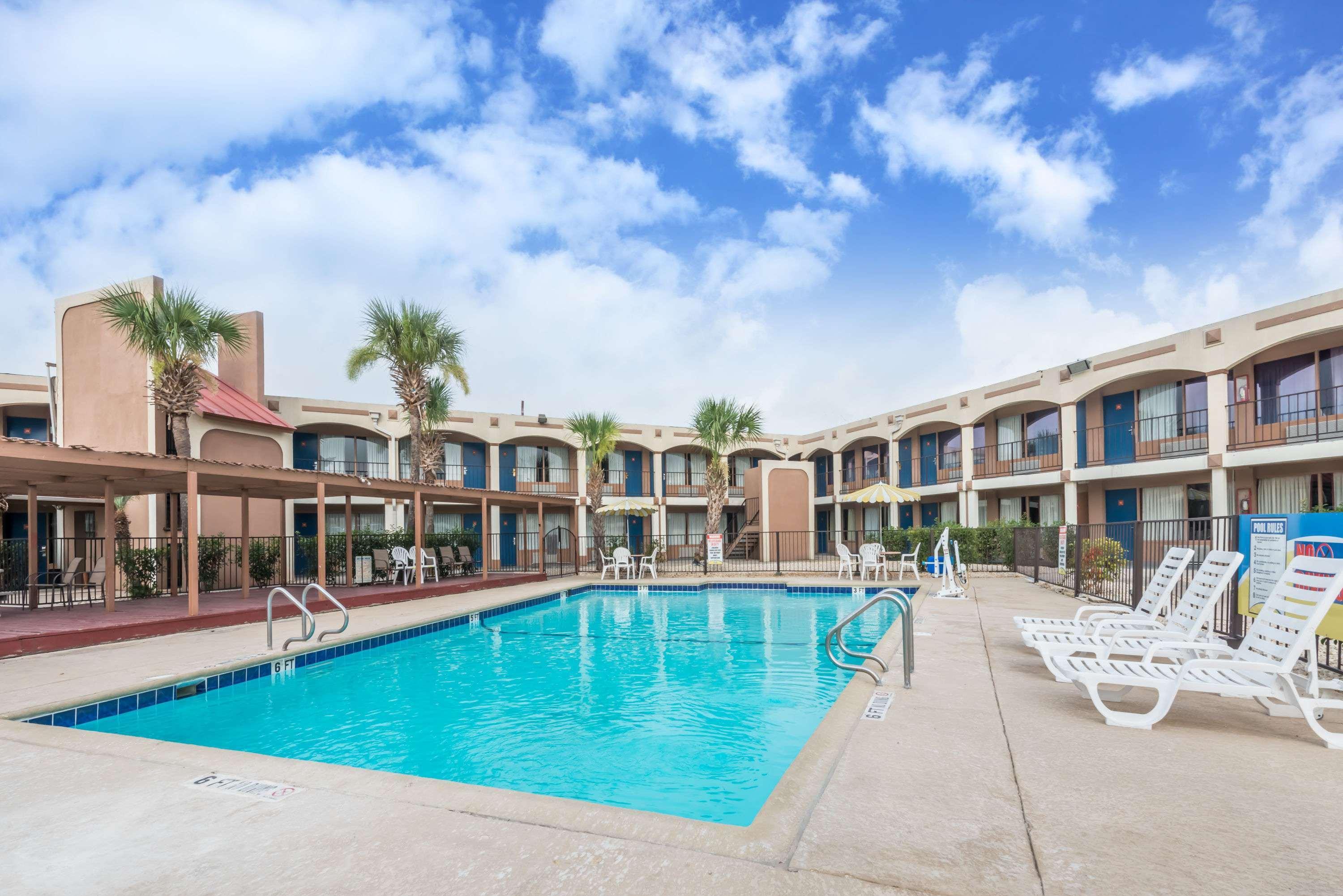 Days Inn By Wyndham San Antonio Splashtown/Att Center Esterno foto