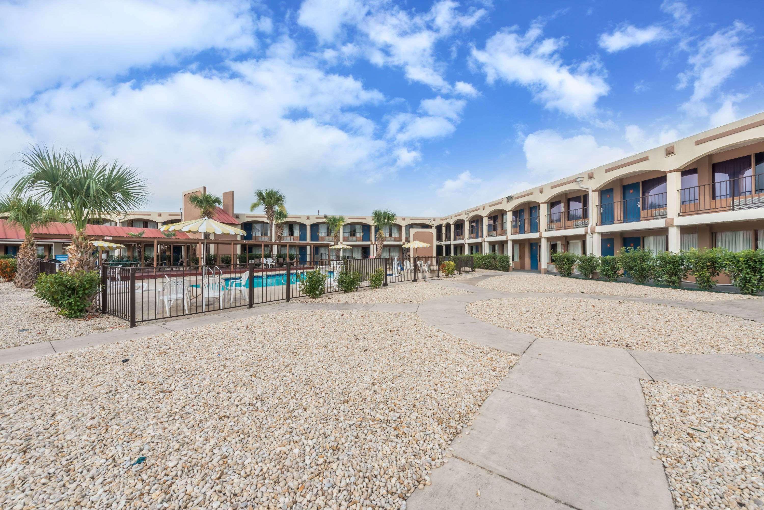 Days Inn By Wyndham San Antonio Splashtown/Att Center Esterno foto