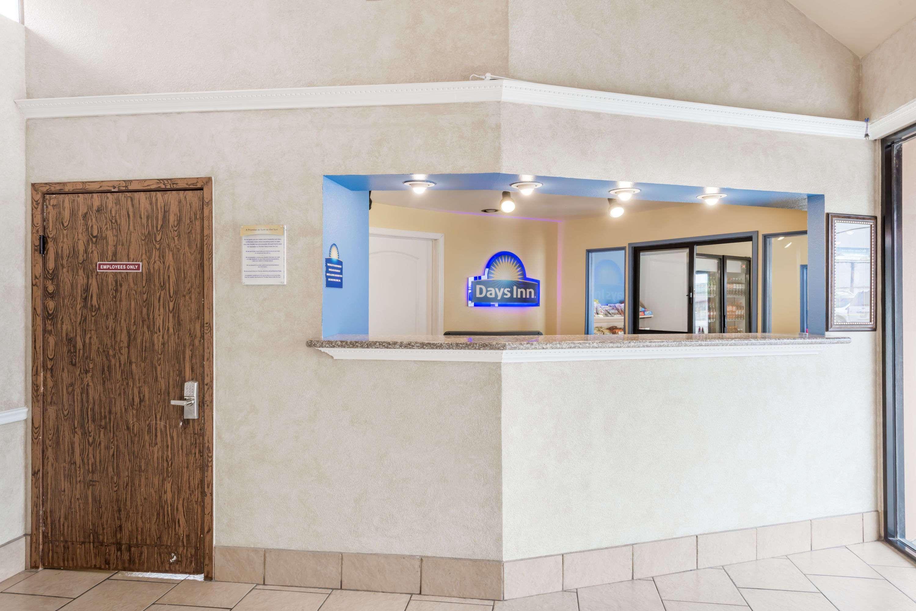Days Inn By Wyndham San Antonio Splashtown/Att Center Esterno foto
