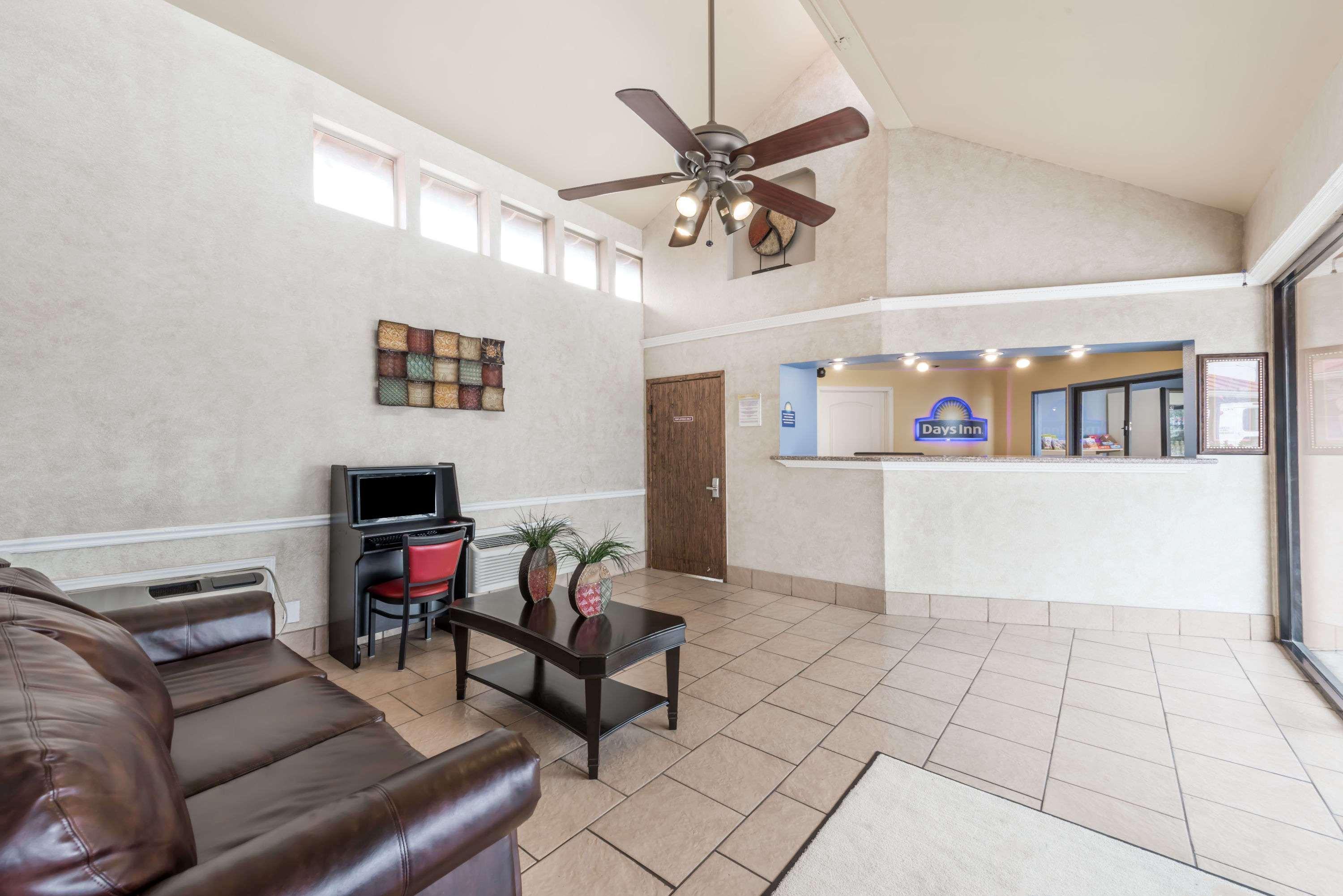 Days Inn By Wyndham San Antonio Splashtown/Att Center Esterno foto