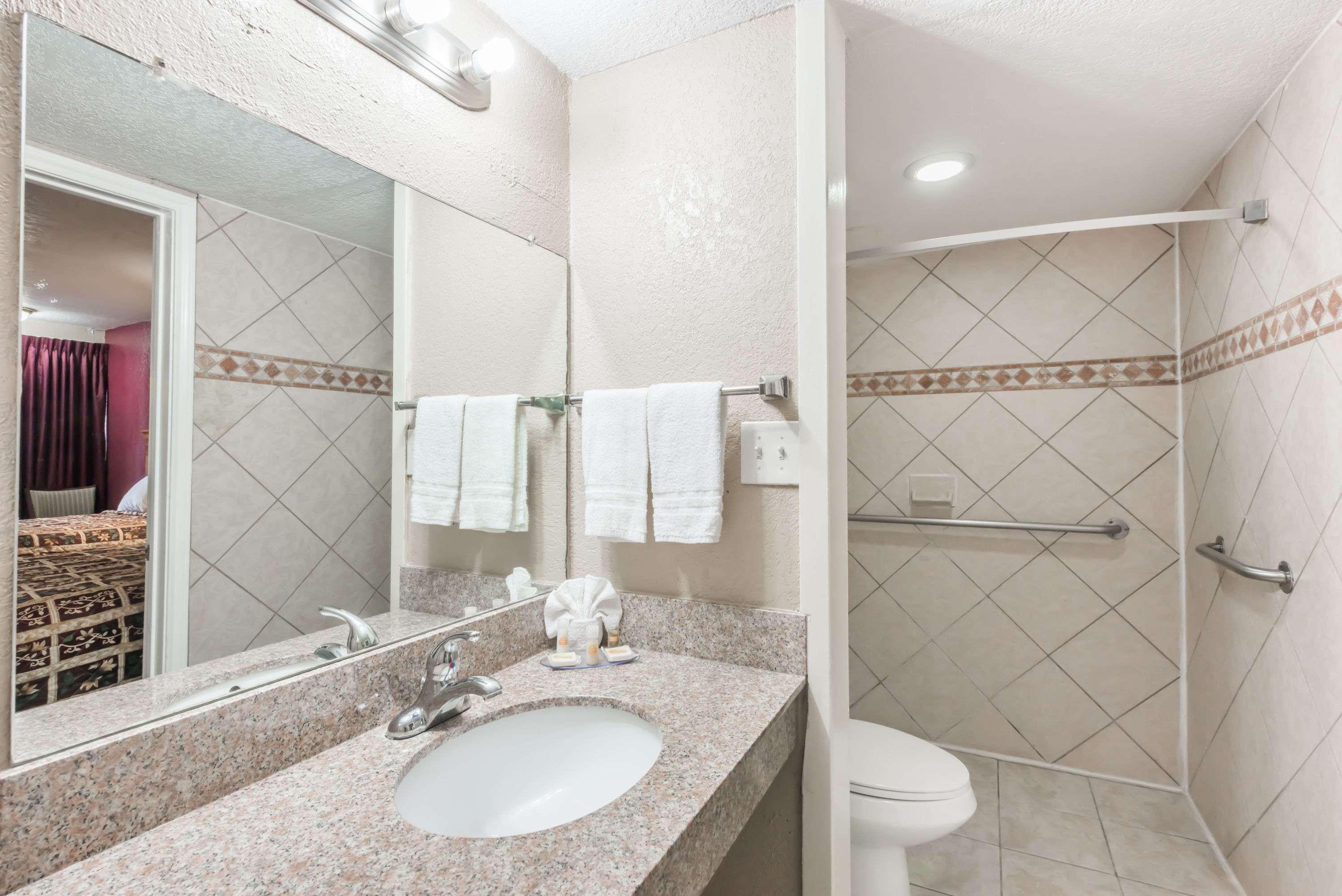 Days Inn By Wyndham San Antonio Splashtown/Att Center Esterno foto
