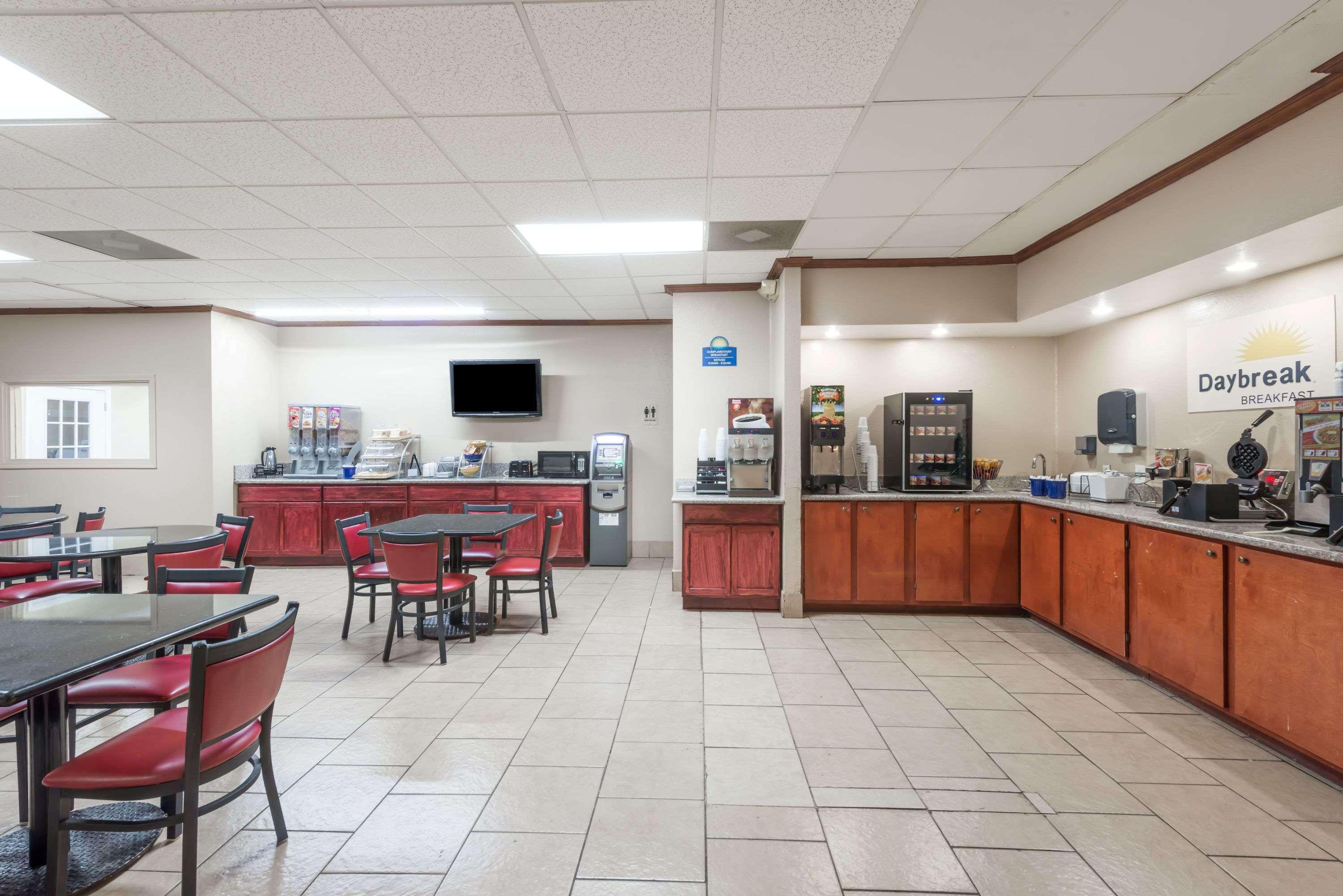 Days Inn By Wyndham San Antonio Splashtown/Att Center Esterno foto