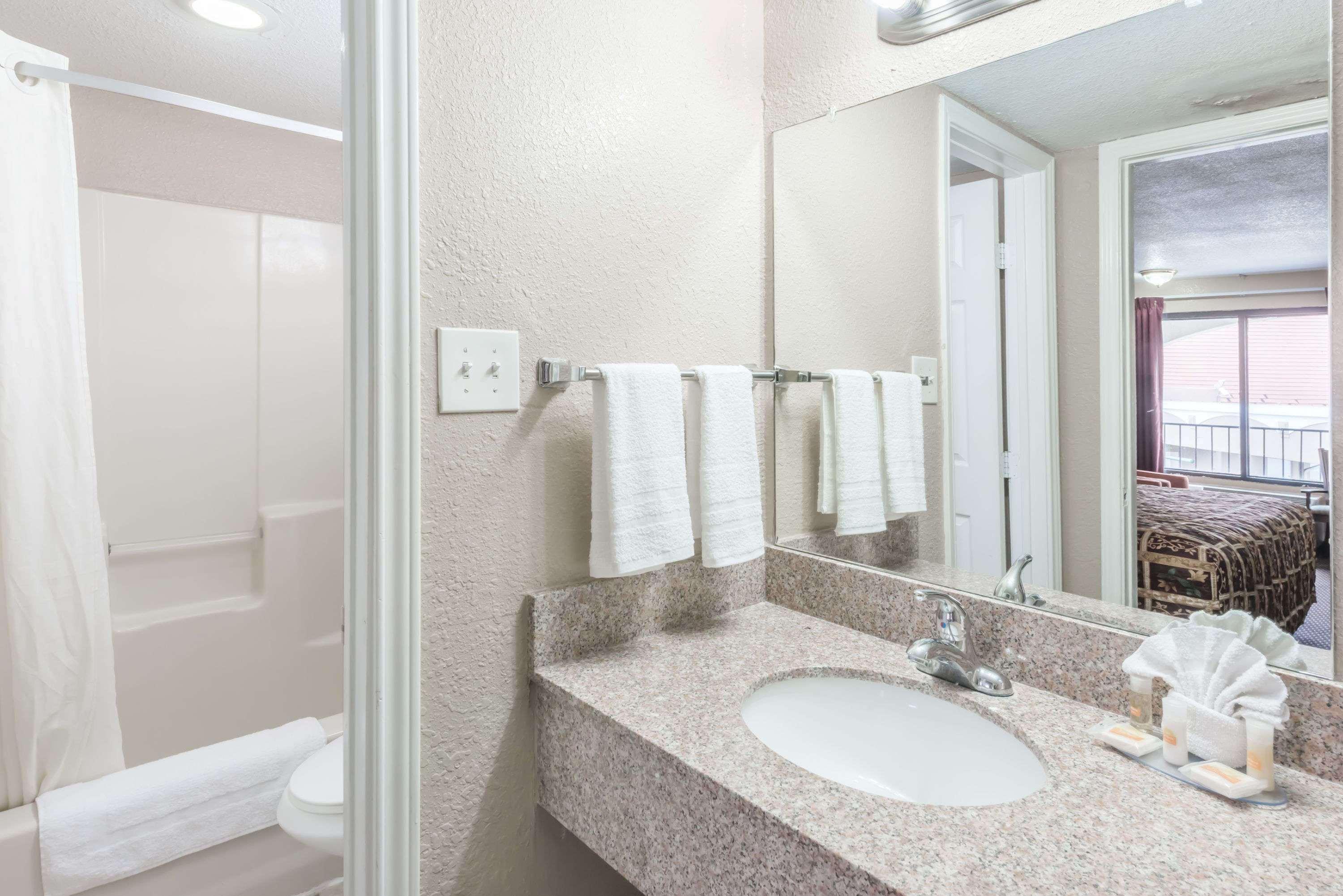 Days Inn By Wyndham San Antonio Splashtown/Att Center Esterno foto