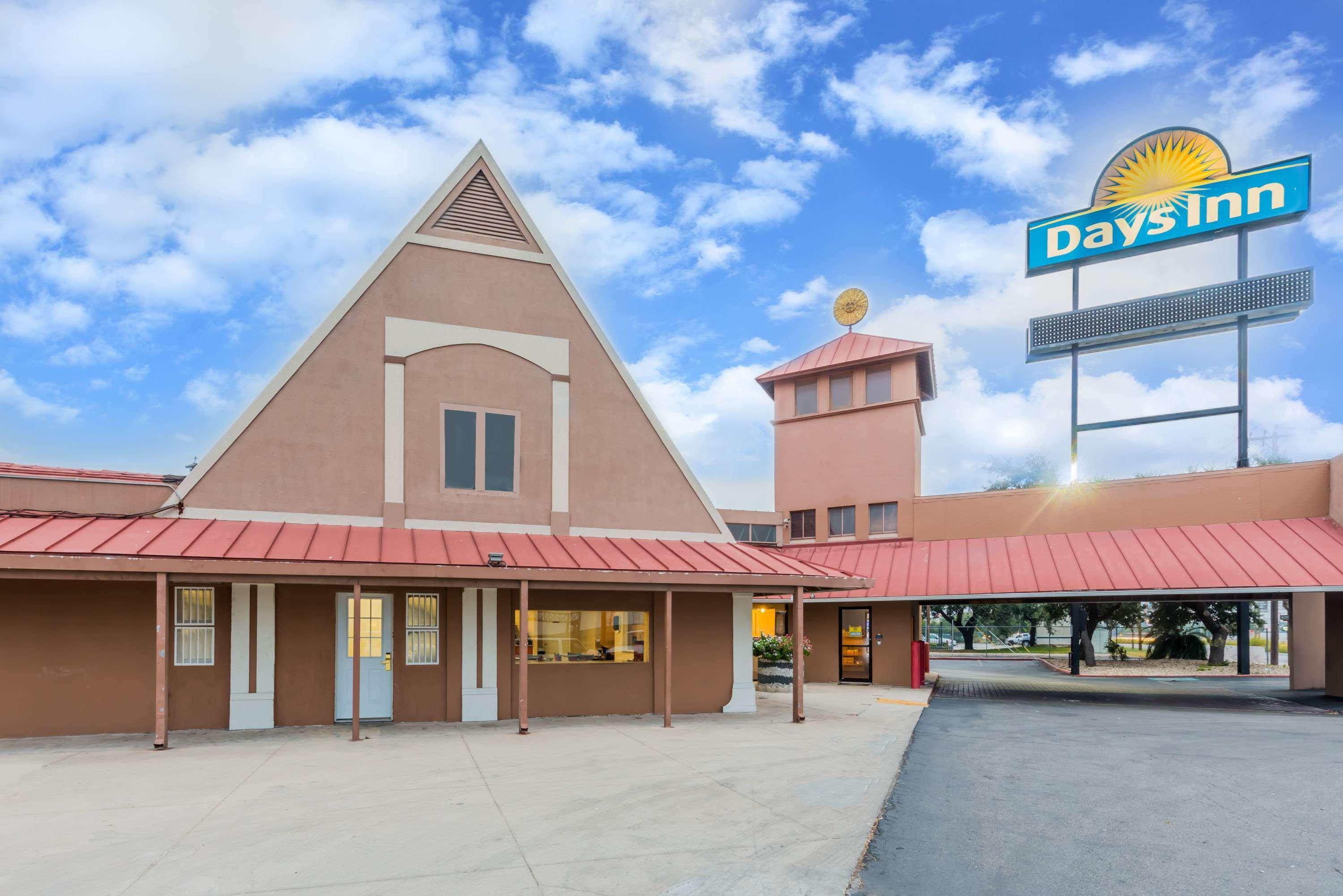 Days Inn By Wyndham San Antonio Splashtown/Att Center Esterno foto