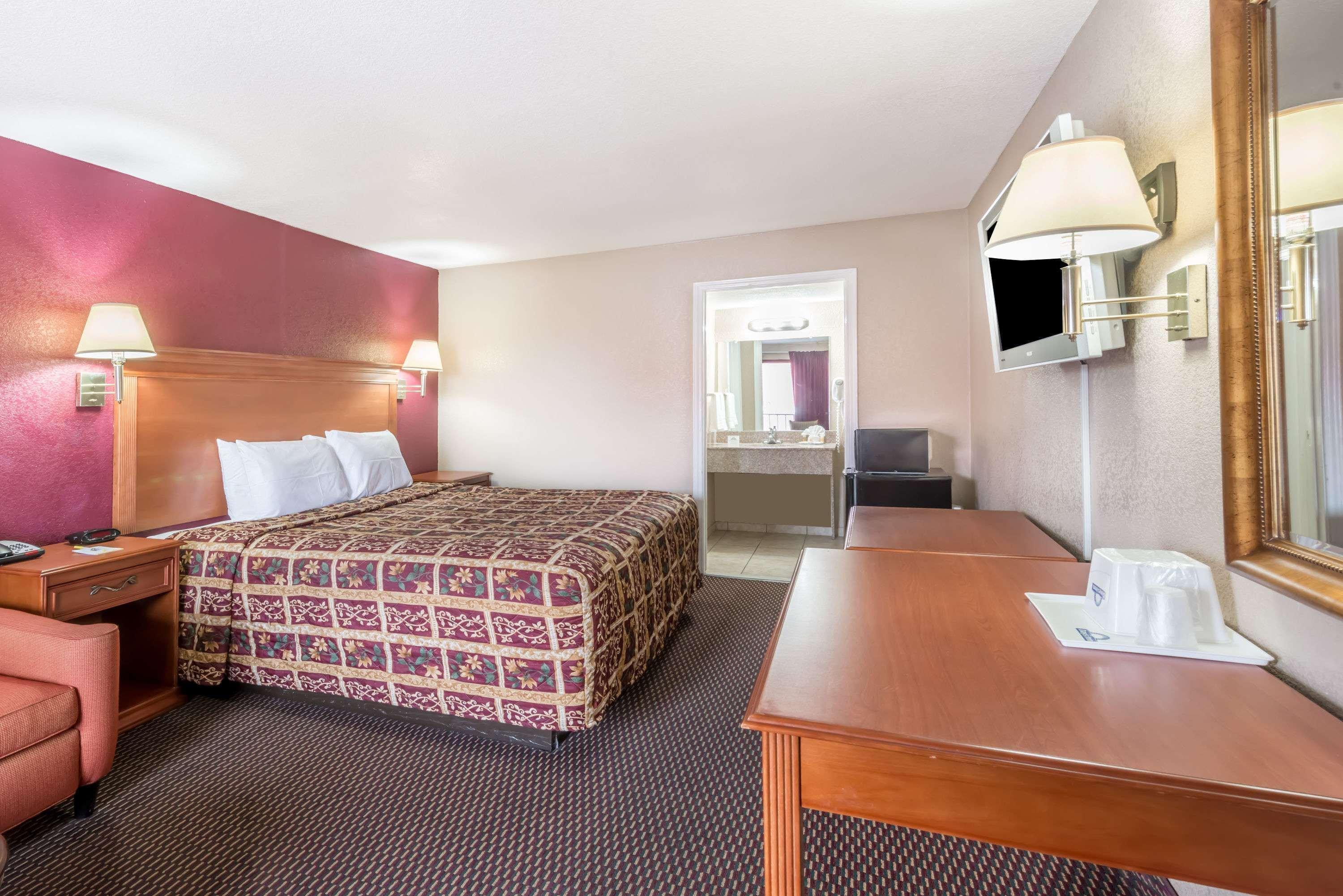 Days Inn By Wyndham San Antonio Splashtown/Att Center Esterno foto