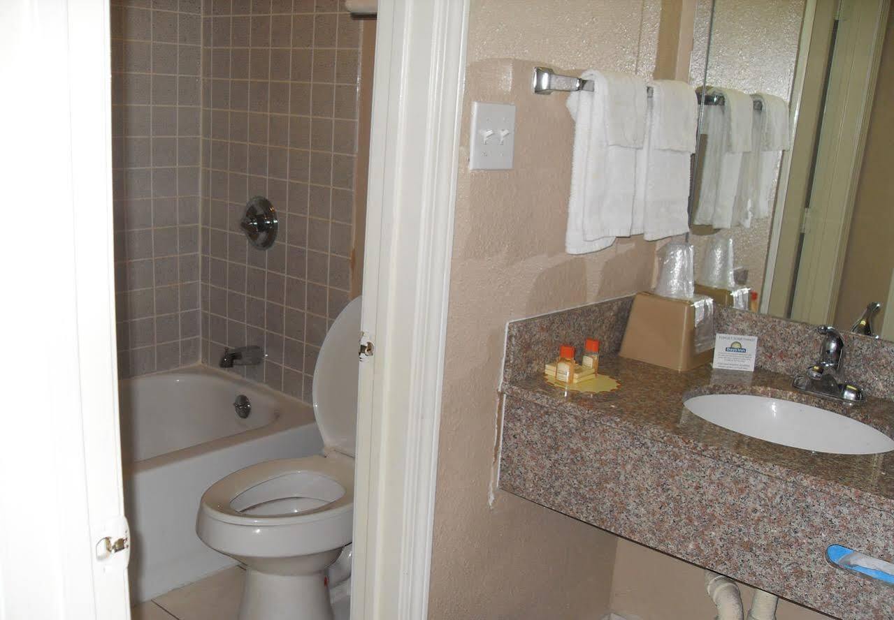 Days Inn By Wyndham San Antonio Splashtown/Att Center Esterno foto
